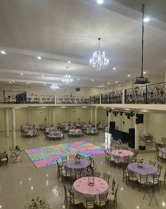 Salón con balcón iluminado